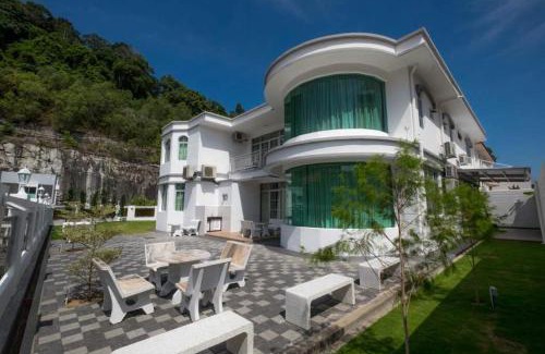 Tanjung Bungah Villa | Discover 6, Persiaran Tanjung Bunga: Pet-Friendly Retreat