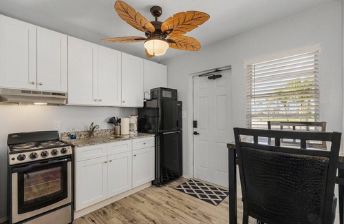 Matlacha Isles-Matlacha Shores Condo | Unwind at Angel's Den: 6-Person Condo with Waterview Patio