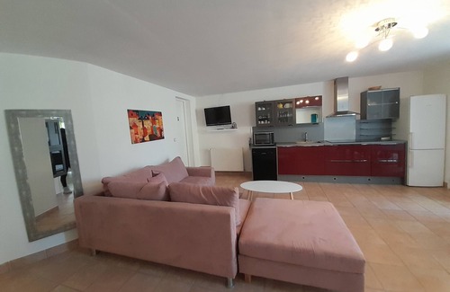 Brantome-en-Perigord Cottage | Inviting Gîte for 6 with Pool and Pet-Friendly Amenities