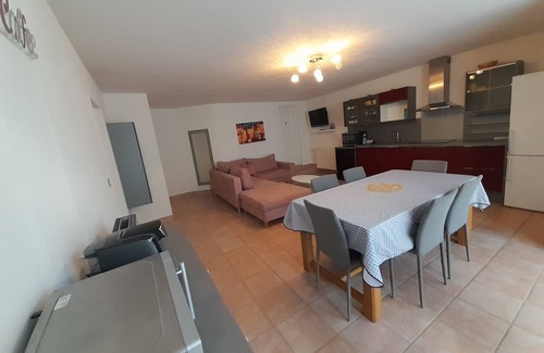 Brantome-en-Perigord Cottage | Inviting Gîte for 6 with Pool and Pet-Friendly Amenities