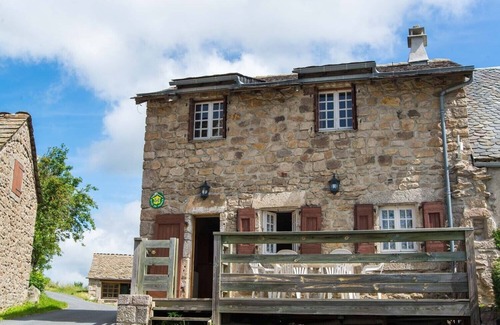 Saint-Leger-de-Peyre House | Cozy 6-Person Gîte with Terrace in Traditional Village