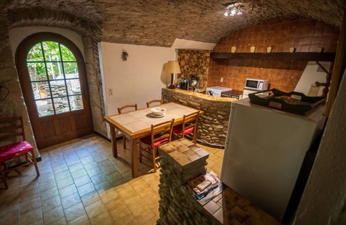 Gravieres House | Cozy 6-Person Gîte on the Scenic Garidels Estate