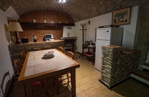 Gravieres House | Cozy 6-Person Gîte on the Scenic Garidels Estate