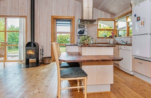 Femmøller House | Spacious 6-Person Holiday Home in Ebeltoft - Pet Friendly!