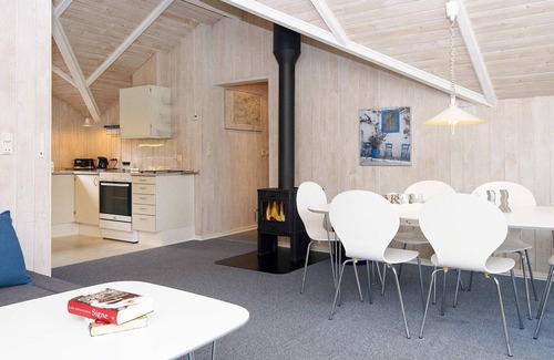 Farvang House | Pet-Friendly 6-Person Holiday Home in Fårvang Awaits