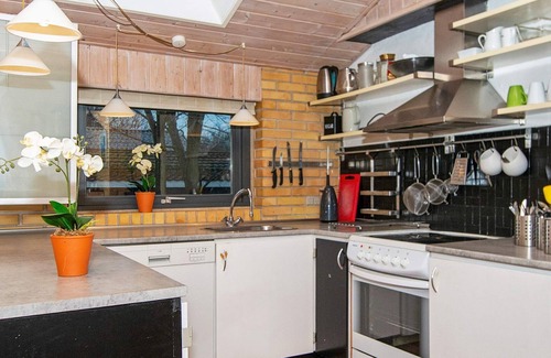 Ørsted House | Cozy 6-Person Holiday Home with Ocean View in Ørsted