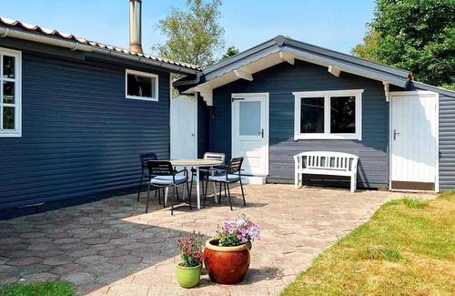 Grena Strand House | Inviting Holiday Home for 6 with Ocean View in Grenaa