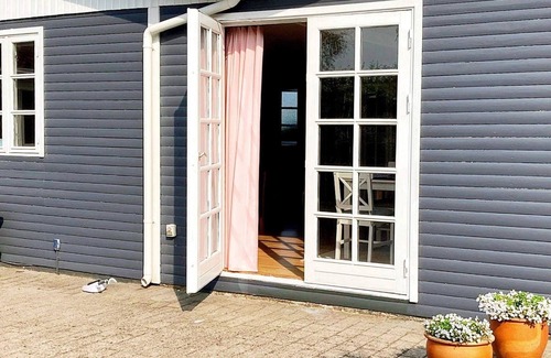 Grena Strand House | Inviting Holiday Home for 6 with Ocean View in Grenaa