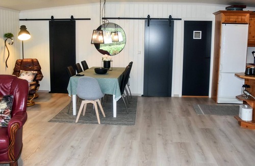 Vanylven House | Spacious 6-Person Holiday Home with Ocean Views in Åram