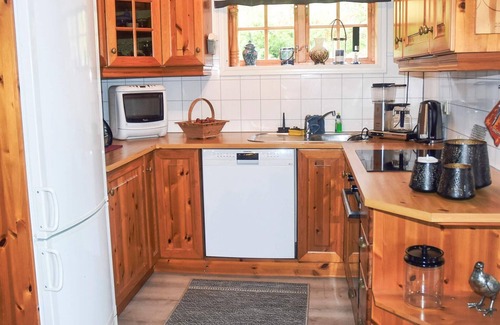 Vanylven House | Spacious 6-Person Holiday Home with Ocean Views in Åram
