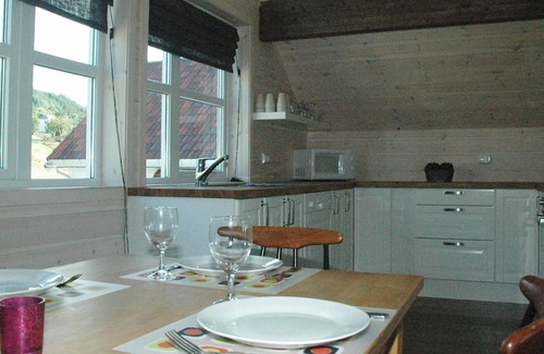 Stadlandet House | Oceanfront 6-Person Holiday Home in Åram with Breakfast