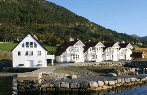 Stadlandet House | Oceanfront Holiday Home in Åram for 6 Guests
