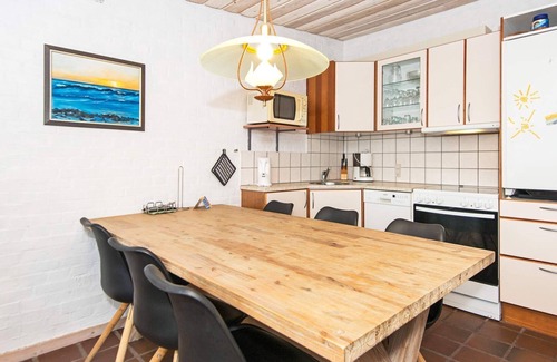Henne Strand House | Cozy Holiday Home for 6 in Henne with Ocean View