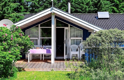 Lokken House | Inviting Holiday Home for 6 with Ocean View in Løkken