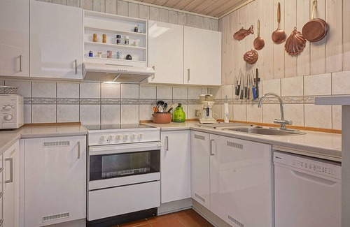 Dueodde House | Ideal 6-Person Holiday Home in Nexø with Breakfast Included