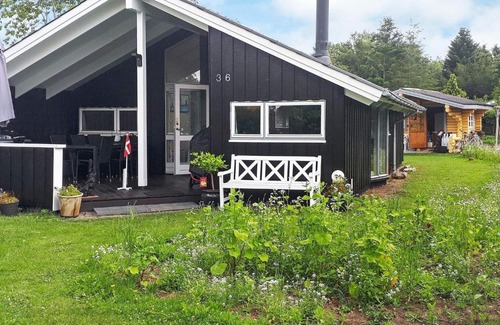 Farvang House | Family-Friendly 6-Person Retreat with Hot Tub in F rvang