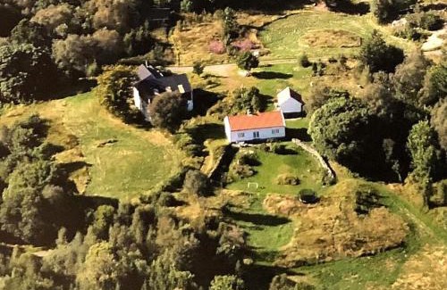 Austrheim House | Family-Friendly Retreat at Holiday Home Fonnes