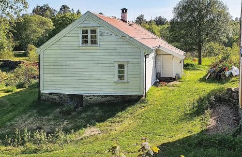 Austrheim House | Family-Friendly Retreat at Holiday Home Fonnes