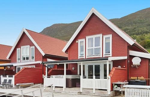 Sande House | Inviting Four-Bedroom Holiday Home with Oceanfront Views