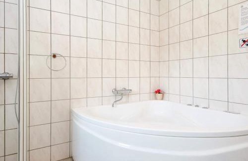 Flovt Strand House | Cozy Holiday Home Raade III: Pet & Child Friendly Retreat