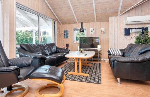 Flovt Strand House | Cozy Holiday Home Raade III: Pet & Child Friendly Retreat