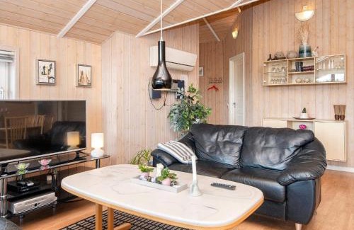 Flovt Strand House | Cozy Holiday Home Raade III: Pet & Child Friendly Retreat