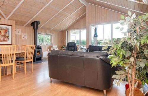 Flovt Strand House | Cozy Holiday Home Raade III: Pet & Child Friendly Retreat