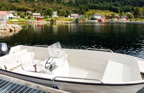 Vagsoy House | Ideal 6-Person Holiday Home with Oceanfront Views in MÅLØY