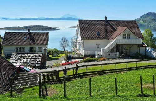 Tysnes Apartment | Family-Friendly Retreat at Apartment Onarheim II
