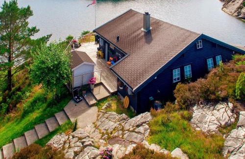 Bomlo House | Ideal Holiday Home for 6 in Urangsv g with Family Amenities