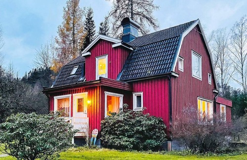 Amal House | Cozy 6-Person Holiday Home in ÅMÅL with Kitchen & Breakfast