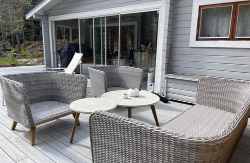Vato House | Ideal Holiday Home for 6 in VäTö with Pool & Breakfast