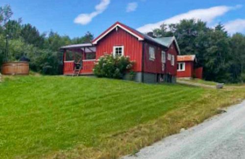 Uthaug House | Pet-Friendly Two-Bedroom Holiday Home in Storfosna