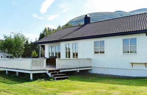 Fiksdal House | Family-Friendly Holiday Home in Tomrefjord for 6 Guests