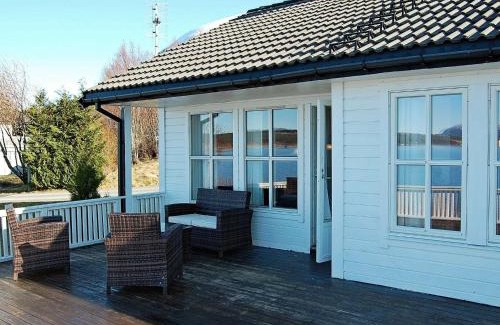 Fiksdal House | Family-Friendly Holiday Home in Tomrefjord for 6 Guests