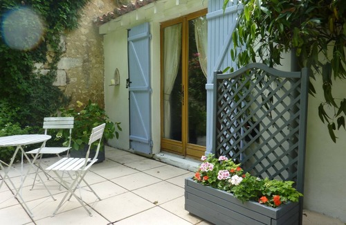 Bardenac Cottage | Cozy Lakeside Cottage for 6 Near Chalais/Aubeterre