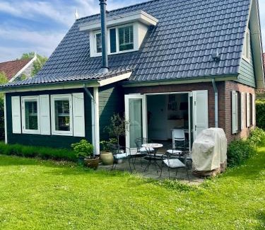 Zonnemaire House | Pet-Friendly Retreat at Vakantiehuis Lavendel for Families