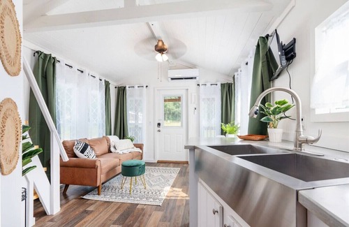 Guntersville Cottage | Pet Friendly King Bed Cabin with Firepit & Boat Parking