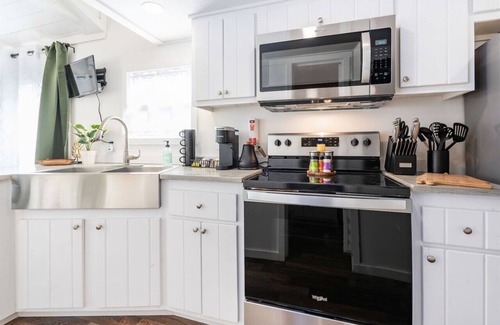 Guntersville Cottage | Pet Friendly King Bed Cabin with Firepit & Boat Parking