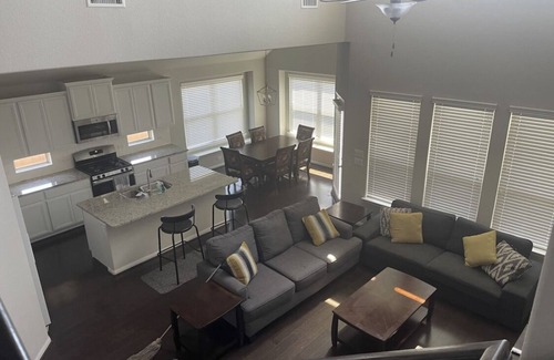 Georgetown House | Family-Friendly Home with 6 Queens and Breakfast Included