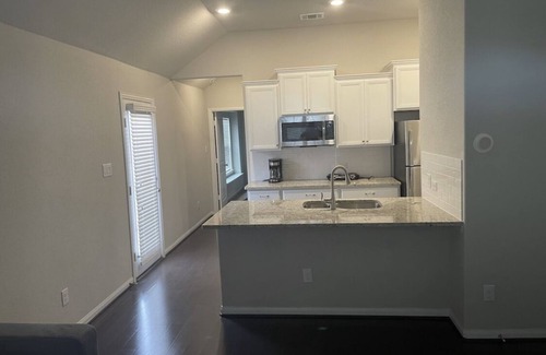 Georgetown House | Family-Friendly Home with 6 Queens and Breakfast Included