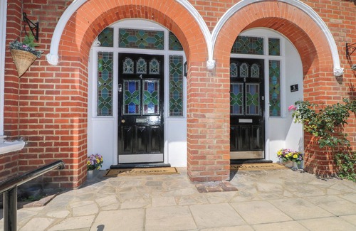 Seaford Cottage | 6, THE CUCKMERE, pet friendly, country holiday cottage in Seaford
