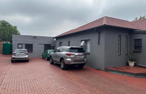 Bezuidenhout Valley Apartment | Comfortable Curve Apartment Unit 28 - Ideal for Families