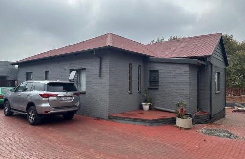 Bezuidenhout Valley Apartment | Comfortable Curve Apartment Unit 28 - Ideal for Families