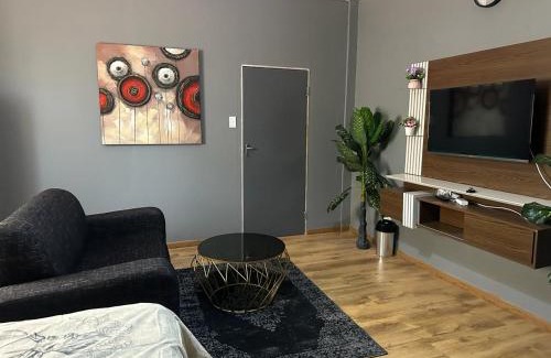 Bezuidenhout Valley Apartment | Comfortable Curve Apartment Unit 28 - Ideal for Families