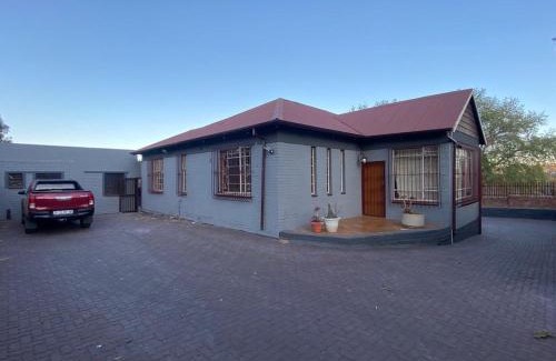 Bezuidenhout Valley Apartment | Budget-Friendly Stay at The Curve Apartments Unit 3