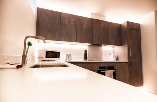 St Leonards-On-Sea Apartment | Beachside Retreat: 6 The Hideaway with Ocean Views