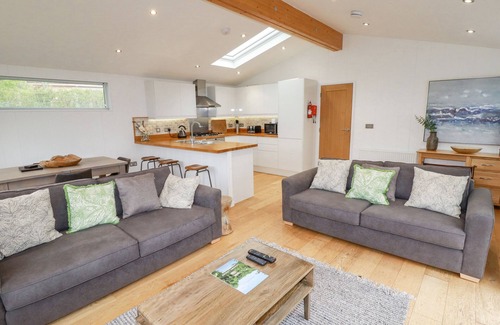 Looe Cottage | Discover 6 Valley View: Pet-Friendly Cottage with Spa