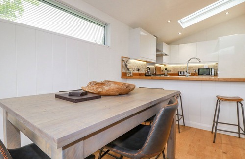 Looe Cottage | Discover 6 Valley View: Pet-Friendly Cottage with Spa