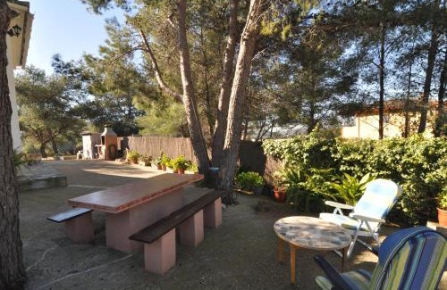 Calafell House | Experience 60 Carrer Tomàs Breton: Pet-Friendly Retreat